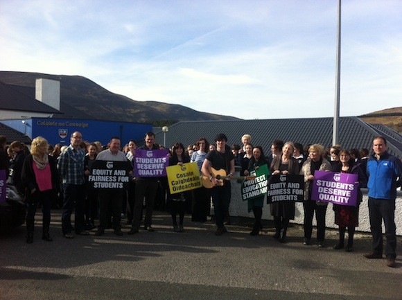 Teachers from Coláiste Na Carraige protest at the Junior Cycle changes.