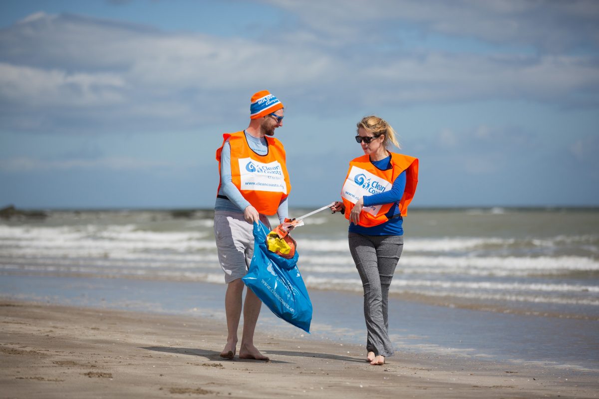 Путешествие 9. Beach Cleaning. Volunteers on Beach. Clean up a local Beach]. I'M volunteering in a Beach clean up Day next weekend. Our local.